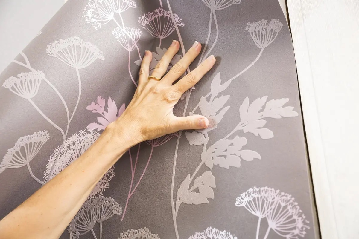 Pose de revêtements muraux et ratissage